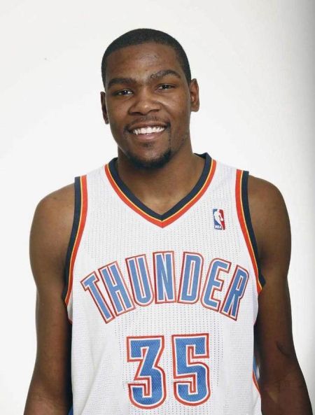 东契奇+詹姆斯+里夫斯，三巨头的阵容，到底能否争冠？（东契奇联手詹姆斯与里夫斯，三巨头能否问鼎总冠军？）