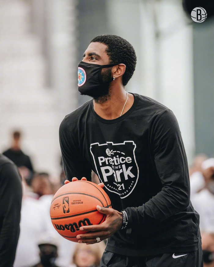 因伤退出国家队后，亚马尔目前已回到巴塞罗那（伤退国家队后，亚马尔已返回巴塞罗那）