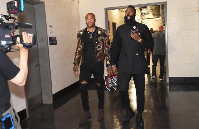 萨拉赫缺阵利物浦争议点球告负，球员称判罚牵强（萨拉赫缺阵之际利物浦折戟争议点球，球员直指判罚牵强）