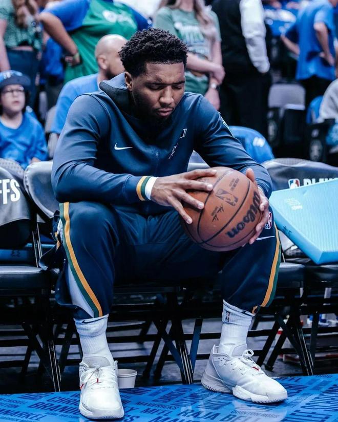 法比奥庆祝足协杯夺冠：将永远存在的时刻，一切荣耀归于上帝（法比奥庆祝足协杯称王：这一刻将被铭记，所有荣耀献给上帝）