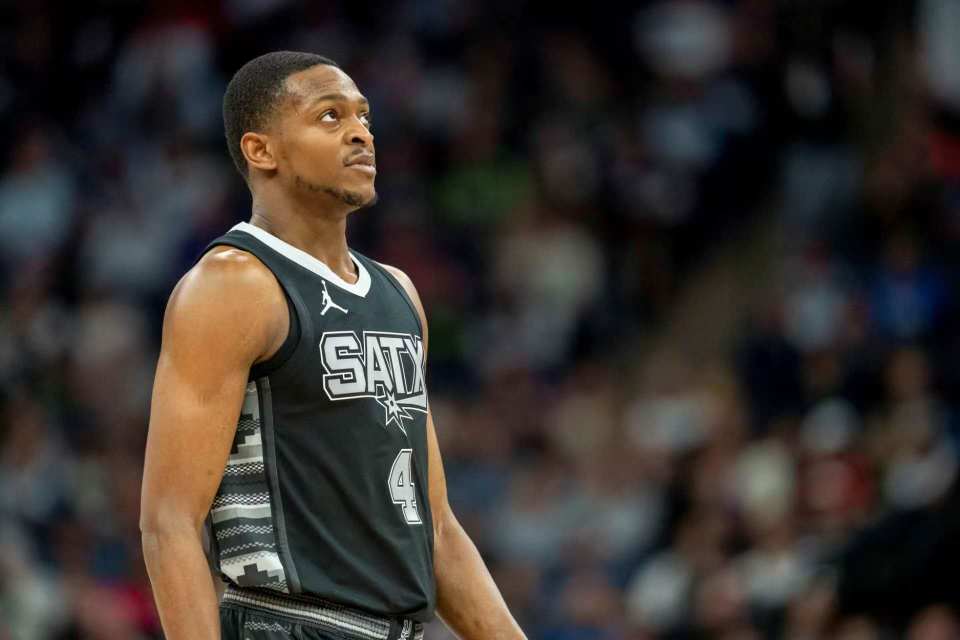 胖了？美媒晒浓眉训练图配文：浓眉的肚子从衣服里露出来了！（胖了吗？美媒晒浓眉训练照：衣摆上翻，腹部露出！）