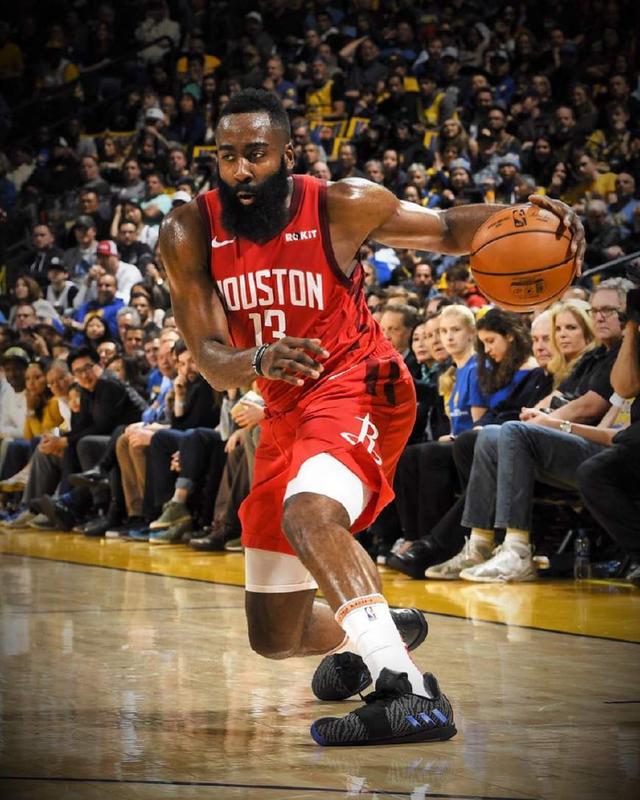 梦幻联动！T1四人组造访拜仁主场，领取印有自己名字的拜仁队服（跨界联动！T1四人组做客拜仁主场，获赠印名拜仁球衣）